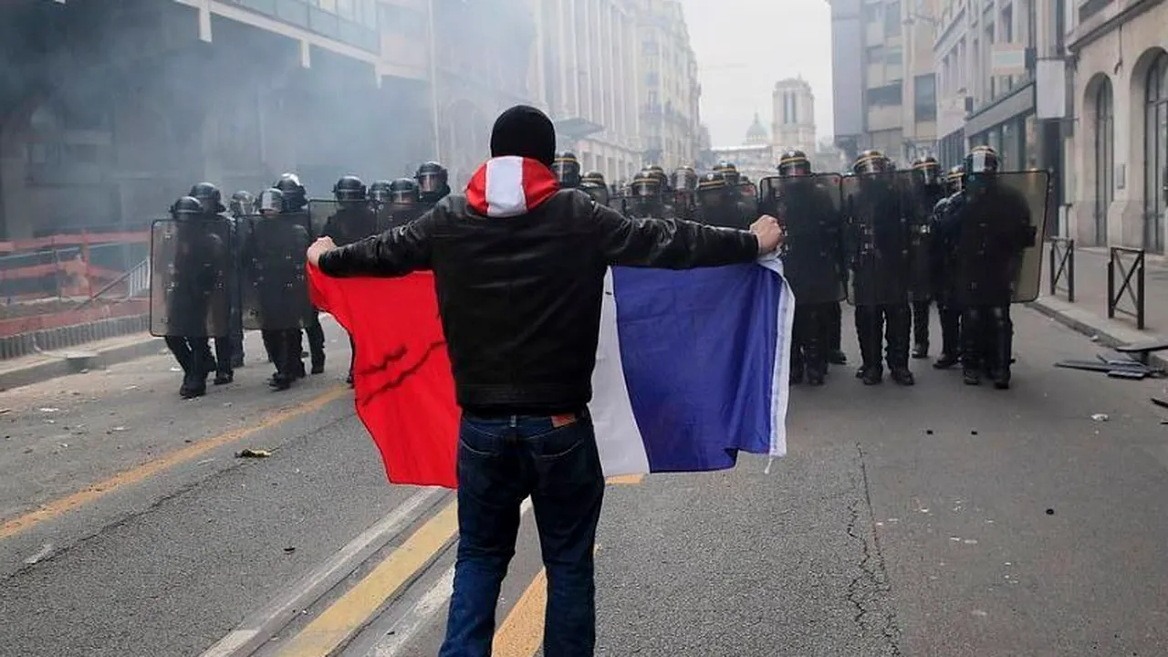 Noi violenţe în centrul Parisului: Forţele de ordine au folosit gaze lacrimogene împotriva protestatarilor. FOTO şi VIDEO