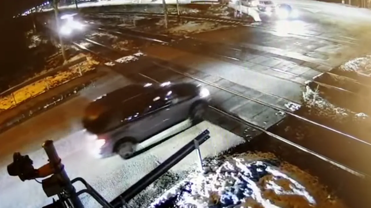 VIDEO | Momentul în care un şofer este la un pas să fie lovit de un tren