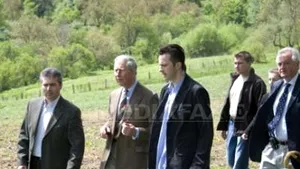 Prinţul Charles le-a cerut localnicilor din Delniţa să îl înveţe să cosească
