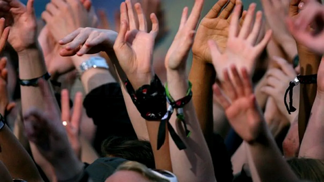 Ediţia din 2012 a Festivalului Glastonbury, anulată din cauza deficitului de toalete ecologice