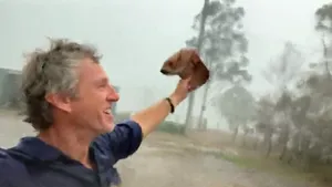 Reacţia nepreţuită a unui fermier din Australia, în timp ce ploua torenţial: „Iubitele mele vaci” - FOTO şi VIDEO