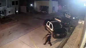 VIDEO. Momentul şocant în care un poliţist este „executat” în maşină cu zece focuri de armă