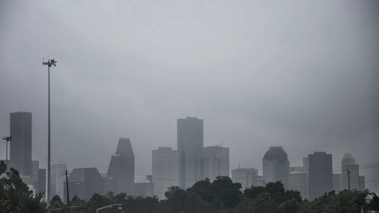 Explozii la o uzină chimică din apropiere de Houston, oraş afectat de uraganul Harvey / 10 poliţişti, la spital / Substanţele degajate afectează pielea, ochii şi plămânii