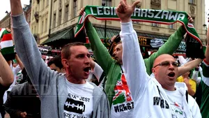 Treisprezece fani polonezi, duşi la poliţie