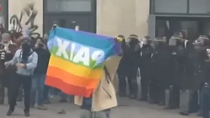 PROTESTE la Paris: Mii de persoane formează un lanţ uman pentru a denunţa 