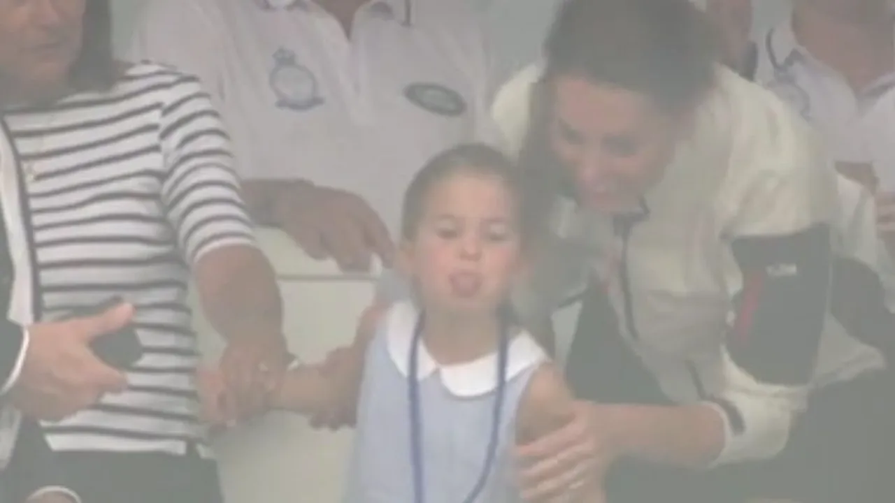 Surprize „regale”: Prinţesa Charlotte şi-a scos limba în faţa oamenilor care îi făceau cu mâna, la o competiţie de yachting/ Cum a reacţionat mama sa | VIDEO