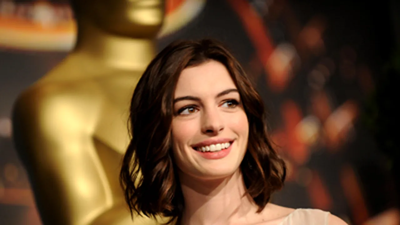 Anne Hathaway ar putea fi imaginea colecţiilor designerului Marc Jacobs