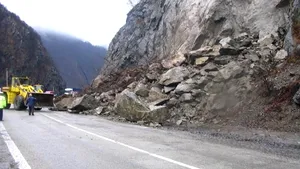 Trafic îngreunat pe DN 10, la Siriu, din cauza pietrelor care cad de pe versanţi pe şosea