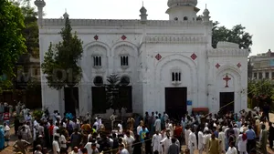 Cel puţin 70 de morţi într-un dublu atentat sinucigaş, în faţa unei biserici din Pakistan