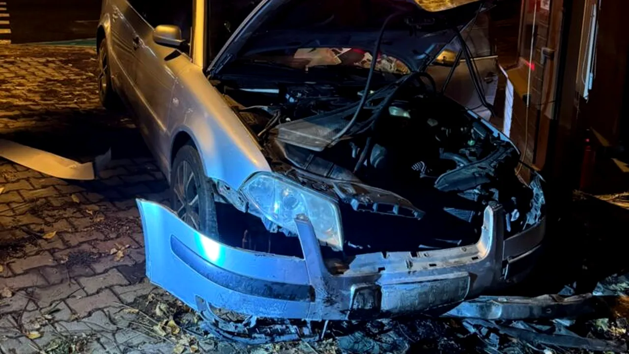 O mașină a intrat în clădirea Centrului Turistic din Dej. Șoferul și pasagerul au plecat de la locul accidentului