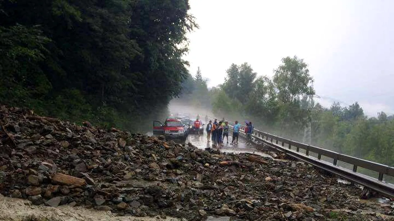 Ploile torenţiale au provocat viituri în judeţul Cluj: Aproximativ 100 de maşini, oprite în trafic, pe DN 75, din cauza aluviunilor căzute pe carosabil