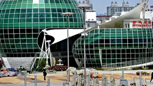 FOCUS: Pantofi de firmă, plimbări cu telecabina, călătorii virtuale şi zâmbete de copii la Expo 2010