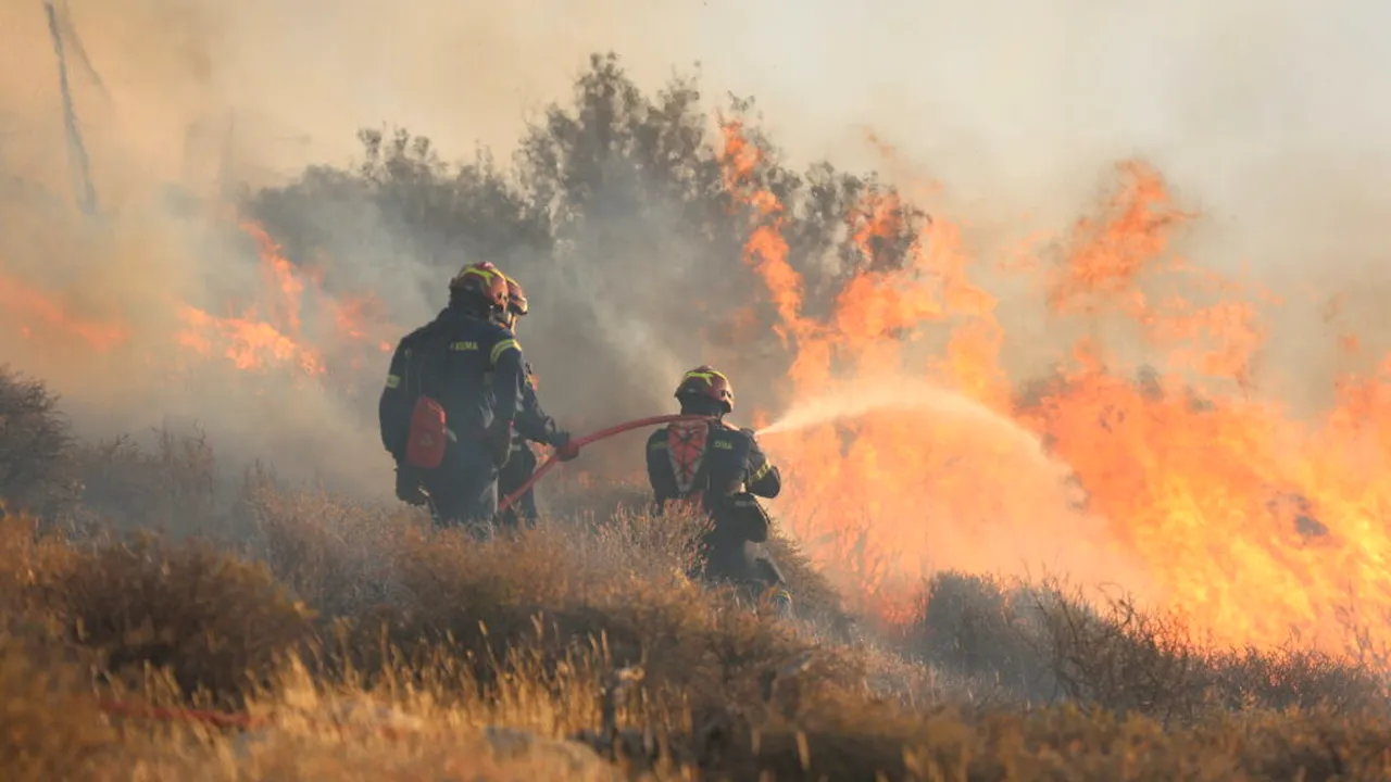 Pompierii români intervin în Grecia pentru stingerea unui incendiu de vegetație lângă Atena