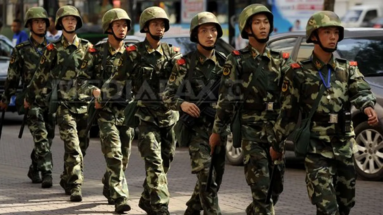 DEMONSTRAŢIE de FORŢĂ în capitala provinciei Xinjiang din China