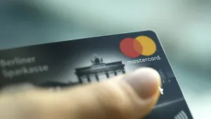 Taxele Visa și Mastercard sunt investigate din nou de autoritățile europene antitrust