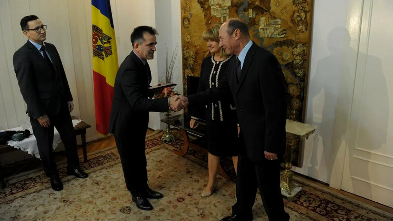 EXCLUSIV: Decretul prin care Dodon i-a retras cetăţenia moldovenească lui Băsescu, suspendat temporar