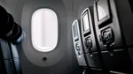 Scandal într-un avion. O familie a încercat să păcălească un pasager pentru un loc mai bun