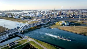 FT: Cel mai mare port din Europa se pregătește pentru transporturile de arme NATO și pentru un potențial război cu Rusia