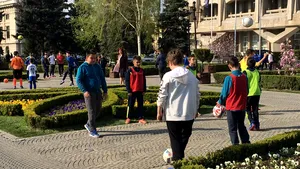 GALERIE FOTO, VIDEO Doroftei, alături de copiii de la CSM Ploieşti, care protestează antrenându-se în faţa Primăriei după ce au rămas fără săli de sport 