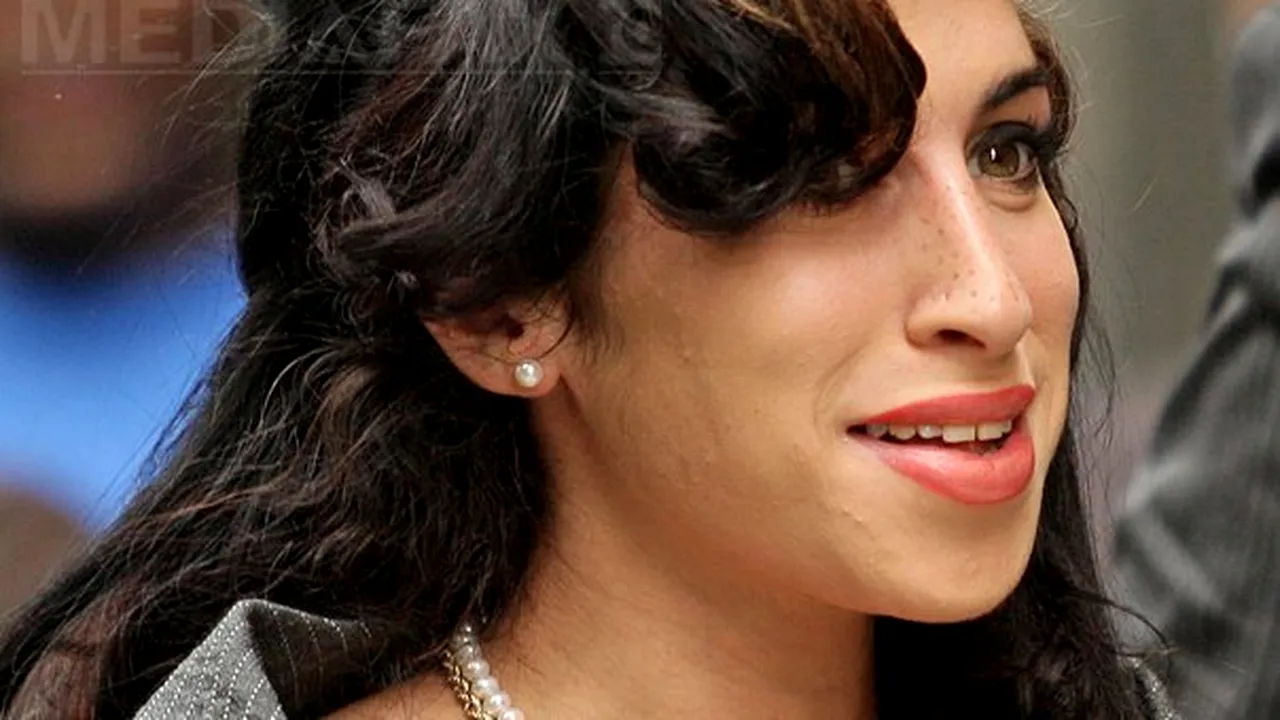 Autoportretul lui Amy Winehouse, pictat cu propriul sânge, vândut la licitaţie. Care este suma plătită pentru tablou - FOTO