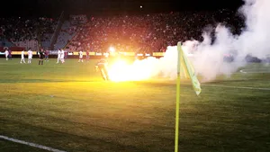 S-a aflat cine a aruncat fularul cu torţe! Vezi ce riscă jucătorul dinamovist