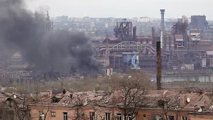 Încă 50 de civili au fost evacuaţi sâmbătă de la uzina siderurgică din Mariupol 