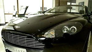 Maşina lui James Bond a plonjat într-un lac italian