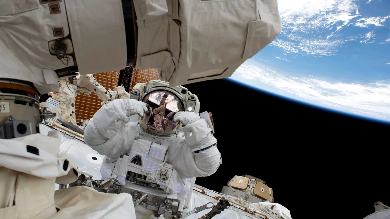 Un astronaut american şi doi cosmonauţi ruşi au plecat de pe Staţia Spaţială spre Pământ