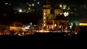 Obiceiuri în Noaptea Învierii: Băieţii strigă în versuri din turla bisericii păcatele fetelor de măritat