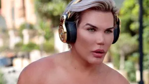 GALERIE FOTO, VIDEO | Păpuşa umană Ken şi-a 