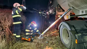 O cisternă cu 10 tone de benzină și 24 de motorină a derapat