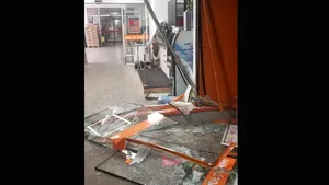 Cum au încercat patru hoţi din Arad să smulgă un bancomat din perete. Au fugit când au fost surprinşi de un angajat