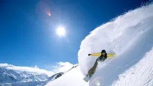 Un snowboarder a murit într-o avalanşă după ce a declanşat-o din greşeală