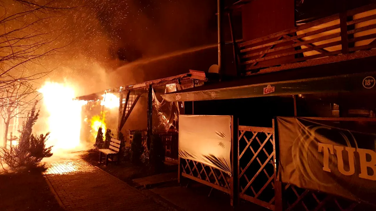 Incendiu de proporţii la Complexul „Weekend