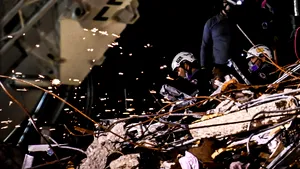 Blocul prăbuşit din Florida va fi demolat, pe măsură ce se apropie furtuna Elsa. Căutările au fost suspendate