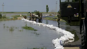 Diguri gonflabile şi mii de saci cu nisip, pentru apărarea oraşului Paşcani