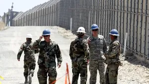 Administraţia SUA ar putea mobiliza 1.500 de militari la frontiera cu Mexicul