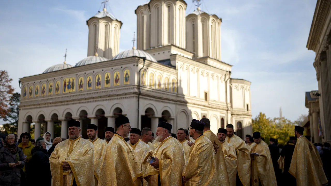 Arhiepiscopia Bucureştilor se delimitează de preotul care a slujit la troiţa lui Zelea Codreanu