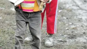 Gândul: Fraţii care vin cu schimbul la şcoală: o pereche de încălţări şi un rând de haine