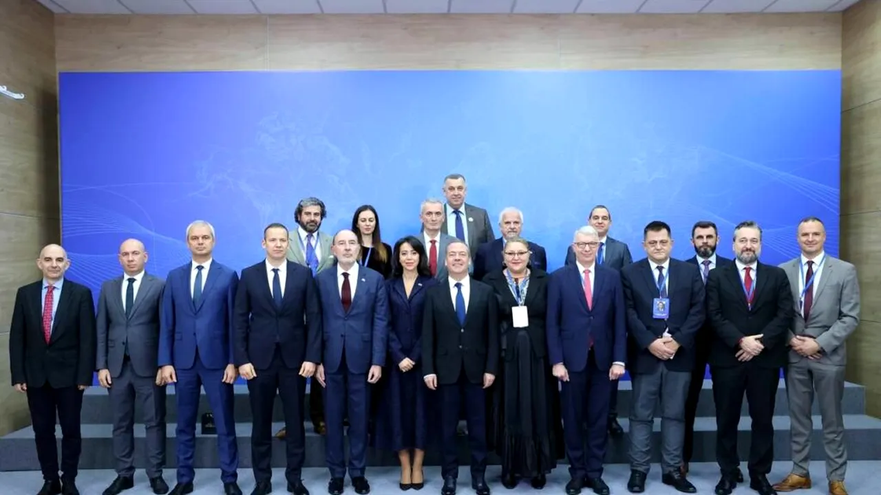 Diana Șoșoacă, întâlnire restrânsă alături de Medvedev, dar și reprezentanți ai unor state. Gestul deosebit al fostului președinte al Rusiei