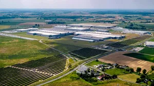 Volkswagen a „angajat” 100 de oi. Pasc sub 31.000 de panouri solare