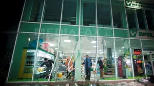 Accident grav în Buzău: Doi tineri au murit după ce maşina în care se aflau a lovit vitrina unui magazin