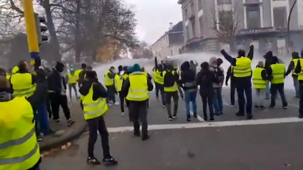 PROTESTE violente la Bruxelles: Mulţimea, dispersată cu tunurile cu apă de forţele de ordine. Zeci de persoane, reţinute | FOTO, VIDEO 