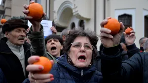 Protest cu portocale, în faţa Palatului Cotroceni. Participanţii, printre care parlamentarul Liviu Pleşoianu şi fostul ofiţer SRI Daniel Dragomir, s-au îmbrâncit cu câţiva reprezentanţi ai mişcării #Rezist - GALERIE FOTO