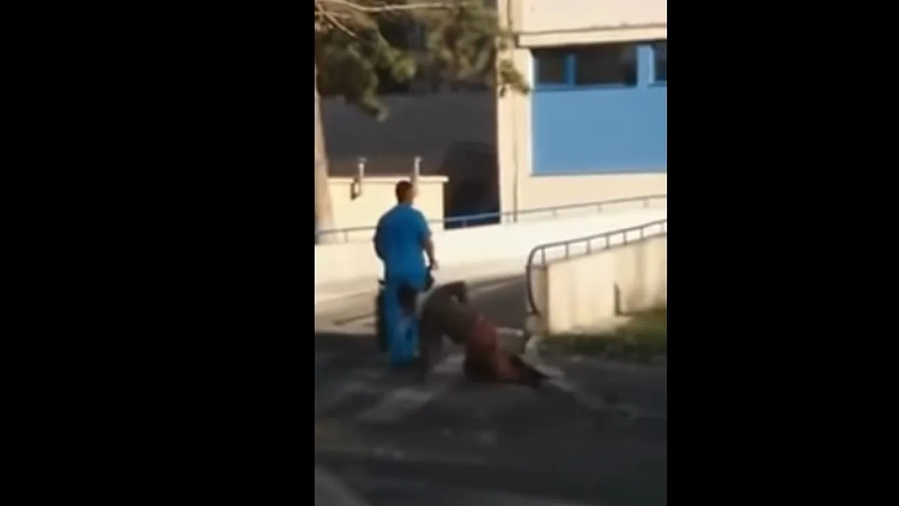 Caz şocant la Spitalul din Călăraşi: Pacient, lăsat să se târască în genunchi în faţa medicilor | VIDEO