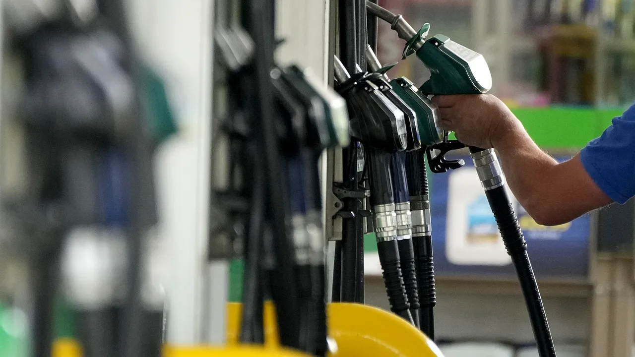 Preţul petrolului scade cu peste 2% după ce Fed a anunţat majorarea dobânzii