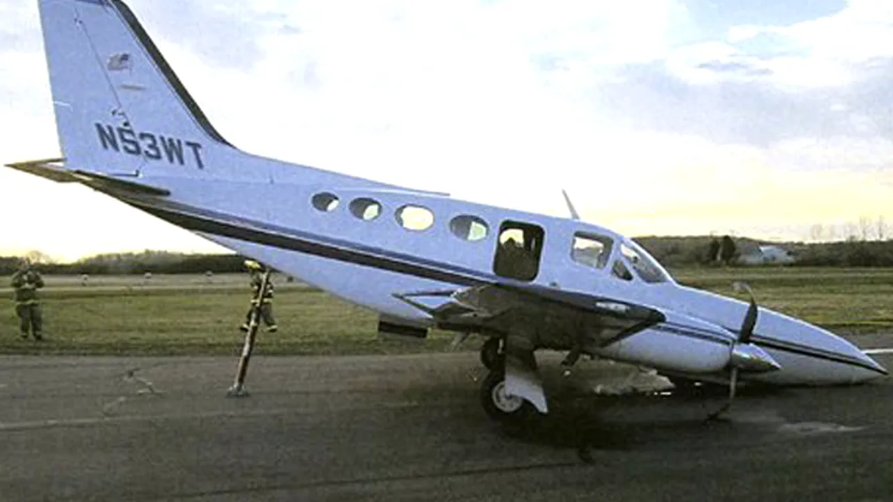 O femeie în vârstă de 80 de ani a aterizat cu un avion, după ce pilotului i s-a făcut rău - VIDEO