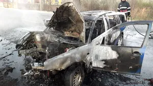 Un bărbat a murit în această dimineaţă după ce maşina în care se afla a luat foc în urma unui accident în Glina | FOTO