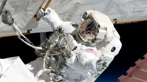 Naveta Discovery revine pe Pământ