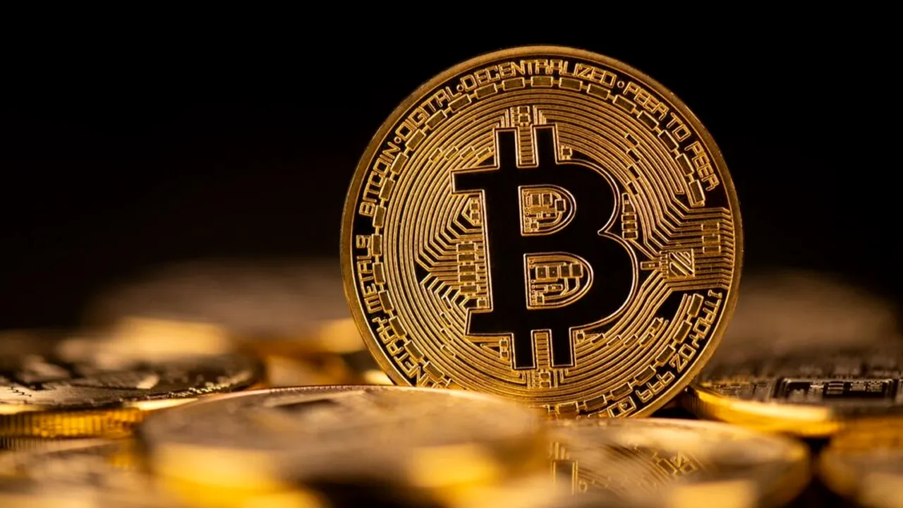 Trump semnează un ordin pentru înfiinţarea unei rezerve guvernamentale de bitcoin